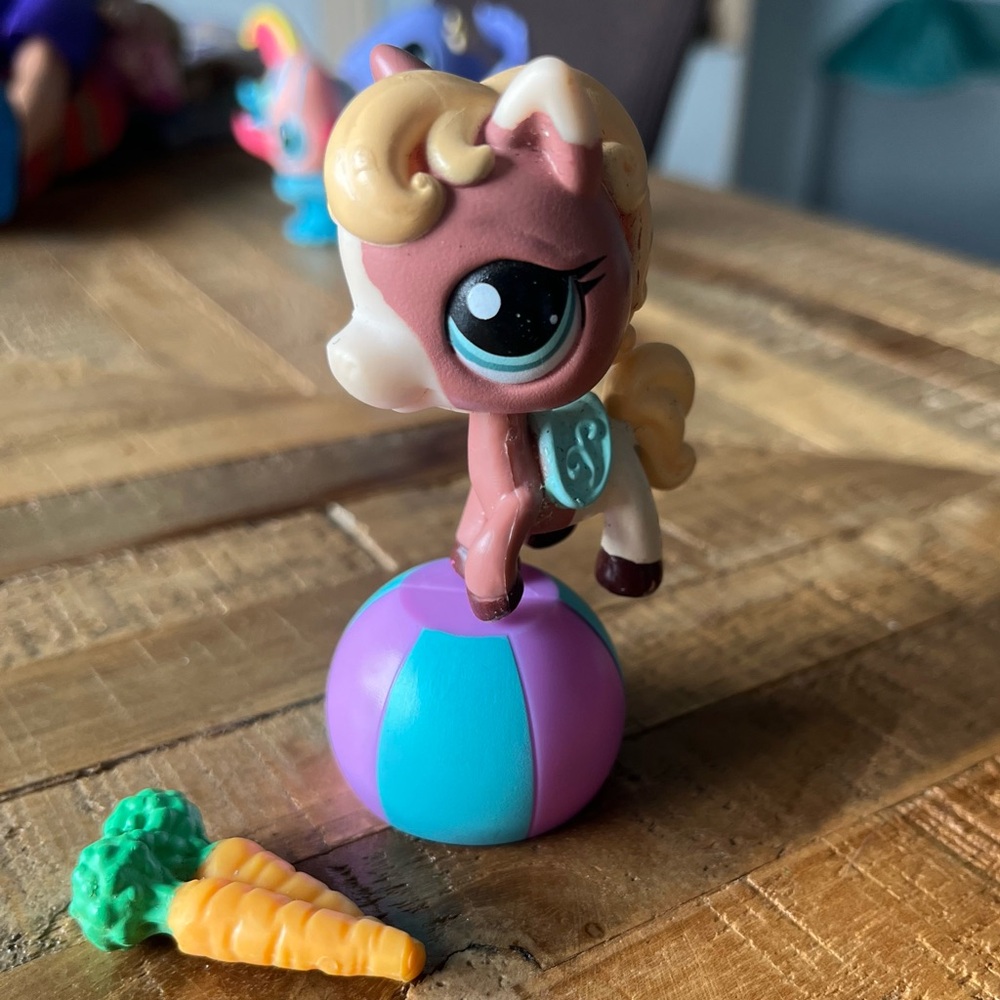 Adorable Brown and Cream Littlest Pet Shop Pony with Accessories🐴
